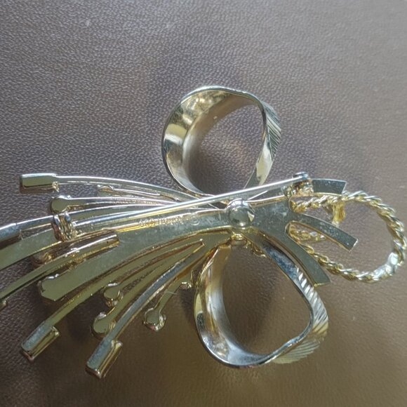 Vintage Sarah Coventry Gold Tone Bow Pin Brooch Clear Rhinestones Stamped - Picture 5 of 8